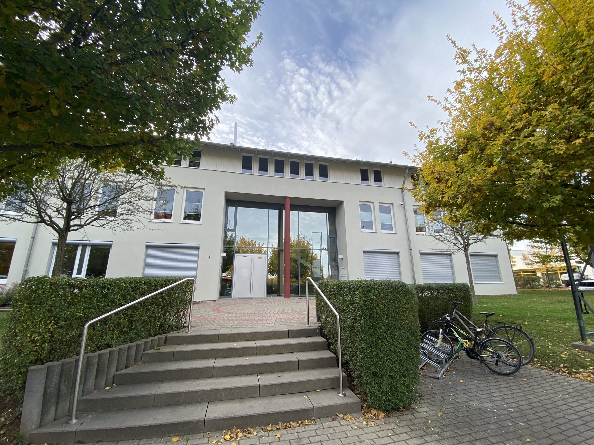 Die Geschäftsstelle der Trägerwerk Soziale Dienste wohnen plus... gGmbH hat ihren Standort im Gewerbegebiet im Weimarer Ortsteil Legefeld.